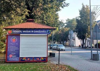 Ūkininkas Andrius Ragaišis, kuris Biržų mieste įsigijo du kioskelius, tačiau sulaukė valdininkų atsakymo, kad juose prekiauti jam neleis. Biržiečių žodis nuotr.