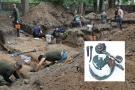 VšĮ „Kultūros vertybių globos tarnyba“ archeologams talkino paieškos grupės nariai iš visos Lietuvos. Vokiško Pickelhaube šalmo liekanos. Aidos Garastaitės nuotr.